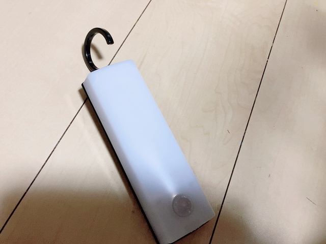 【カインズ オーム電機 LEDセンサーライト 乾電池式 フック型】フックでさまざまなところに吊り下げられます