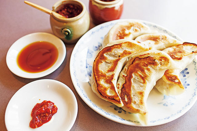 「ジャンボ餃子」の名店／開楽 本店（池袋）　ジャンボ餃子　3個360円（1つ追加ごとに＋120円）