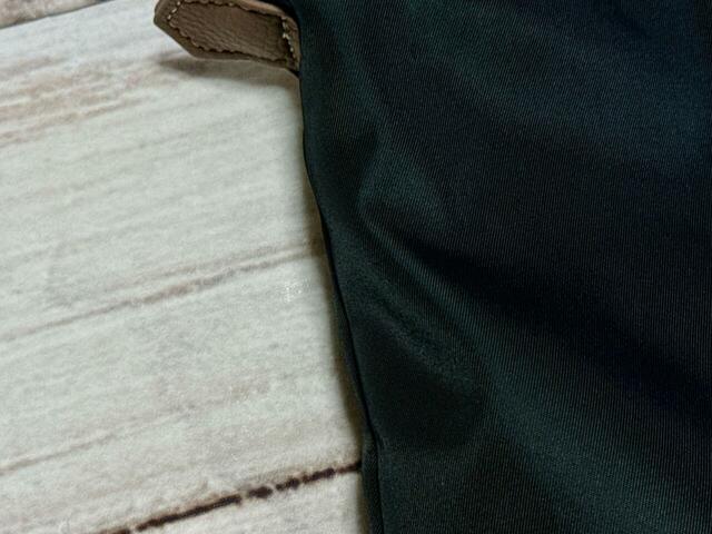 素材は上品な光沢感のあるポリエステル。カジュアルすぎない印象が◎