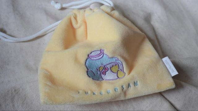 【サンキューマート はぴだんぶい コラボ もこもこ巾着＜タキシードサム＞】日常使いしやすい巾着