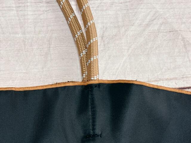 開口部にはキャメルカラーの縁取り入り