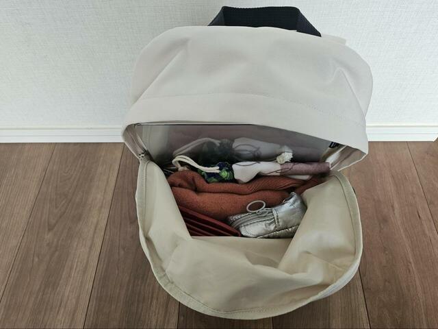 【KEYUCA N撥水 ライトシェル リュック】ノートPC、薄手のカーディガン、タオル、モバイルバッテリー、財布、小さめの化粧ポーチが入りました！