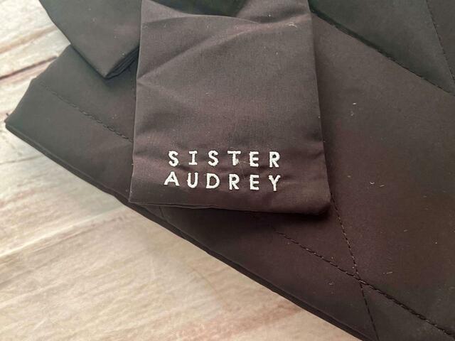 リボンの裾には「SISTER AUDREY」のロゴが刺繍されています♪