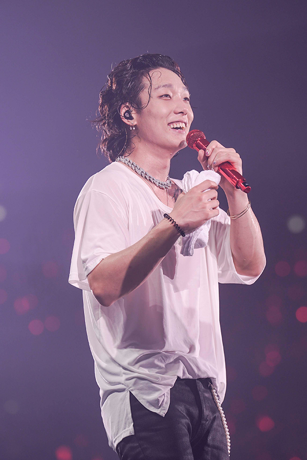 iKON　撮影：上飯坂一