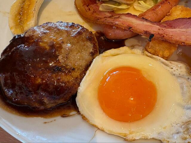 【ココスモーニング キャラメリゼバナナワッフル】ぷるんとした目玉焼きとジューシーなハンバーグにワクワク！