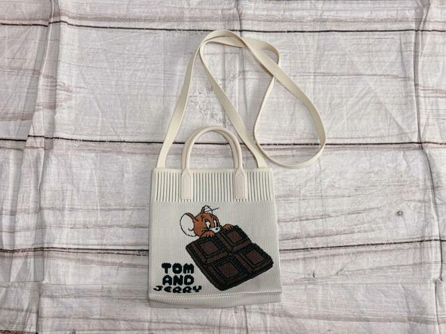 バックもフロントと同じデザインでリバーシブルで使えます