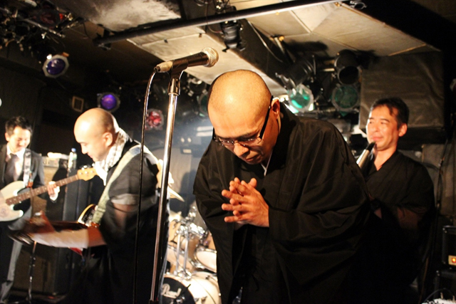 超カオスな対バン「坊主バンドvs.牧師ROCKS」の模様