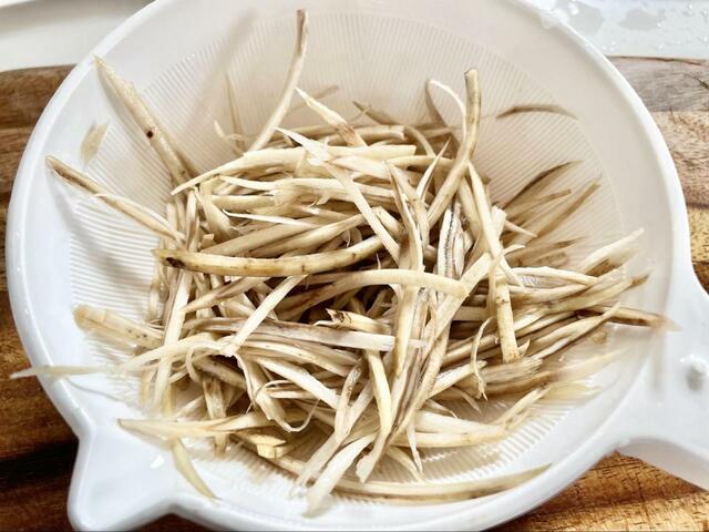 【ニトリ キンピラピーラー】30秒ほどできんぴらごぼうが完成しました