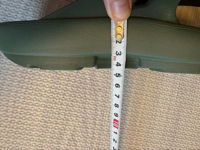 【ワークマン シックソールサンダルトング】実測で約4.3cmのヒール。見た目は厚底でも傾斜がゆるやかなので歩きやすいです◎