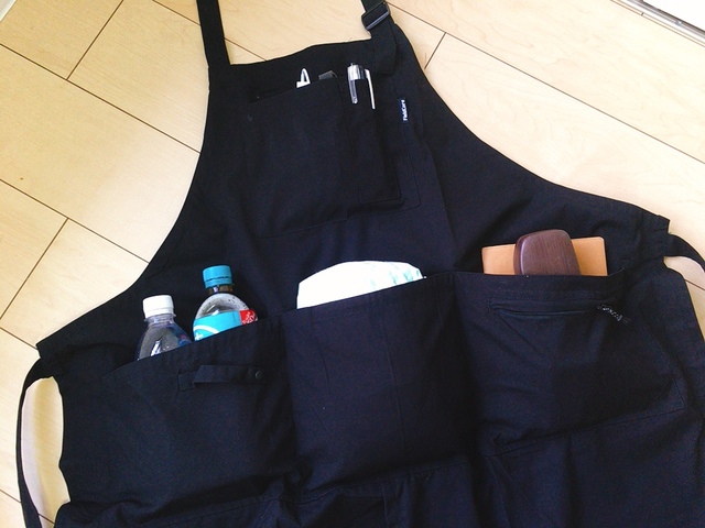 【耐久撥水リップストップエプロン】ポケットにペットボトルも入ります