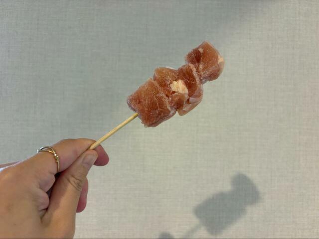 【ロピア 冷凍国産焼鳥】凍ったままでもこのボリューム感、1串に鶏もも肉がしっかりぎっしり詰まっているのが一目でわかります!