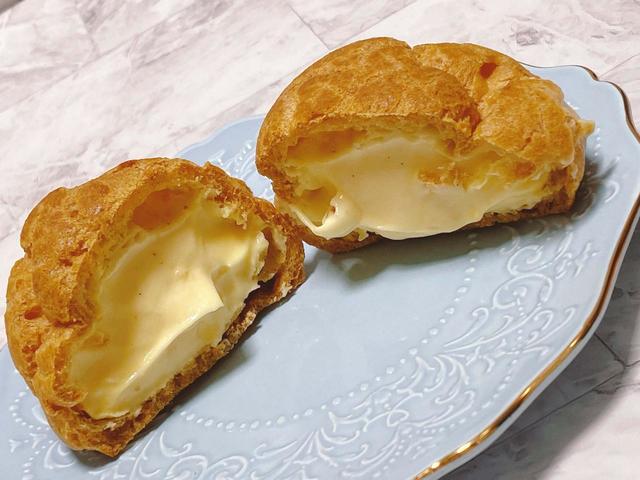 【シャトレーゼ　YATSUDOKI（やつどき）】八ヶ岳南牧村契約農場しぼりたて牛乳のカスタードシュー　中にはカスタードクリームがたっぷり…！