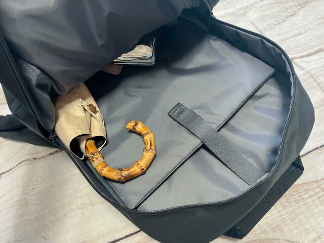 メイン収納にはノートPCや折りたたみ日傘、ペットボトルなど嵩張るものをイン!