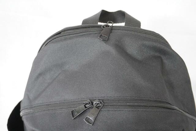 メイン収納はダブルファスナーになっている