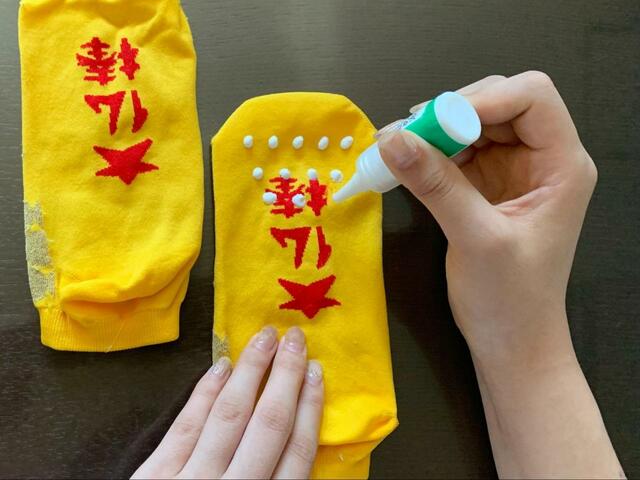 【ダイソー　すべり止め液】靴下のつま先部分、かかと部分に塗布していきます