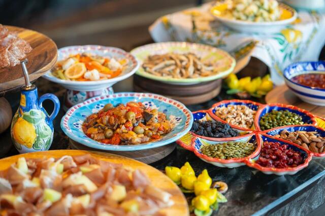 「アペタイザーイメージ」＜期間：2025年8月1日〜＞【【コンラッド大阪】地上200mの絶景と多彩なビュッフェが楽しめる「アトモス・イタリアンダイニング」リニューアルオープン！】