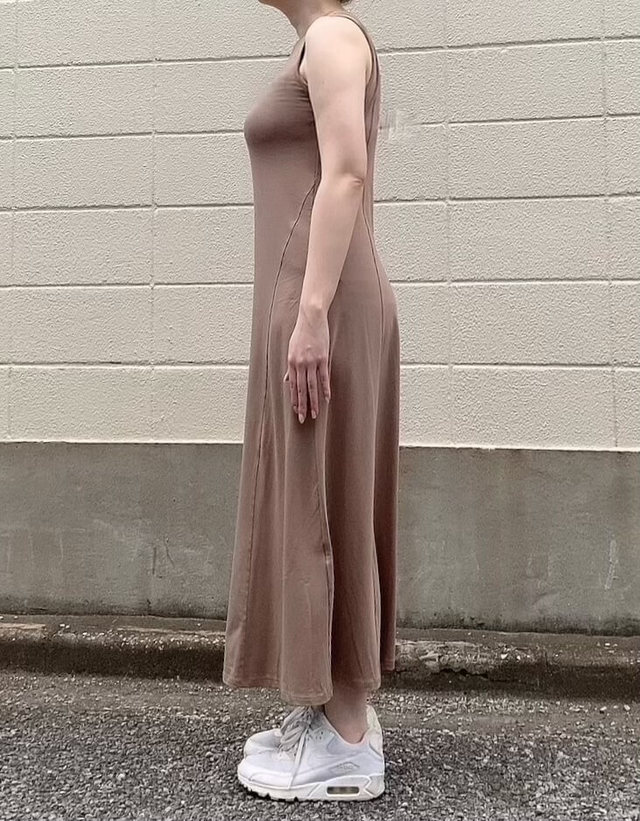 【UNIQLO（ユニクロ）】ロングフレアワンピース（ノースリーブ）ブラウン　Sサイズ着用