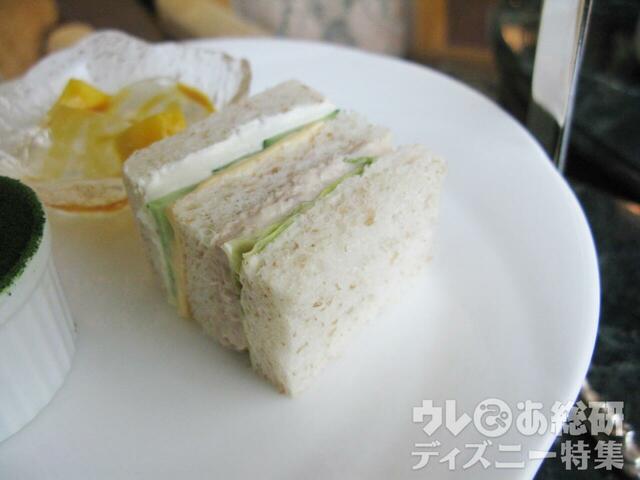 クリームチーズとツナのサンドウィッチ【ドリーマーズ・ラウンジ 東京ディズニーランドホテル・サマーダイニング アフタヌーンティーセット】