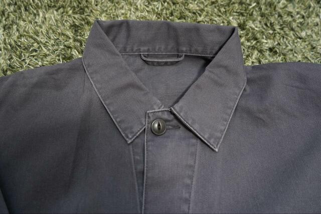 【UNIQLO　ユーティリティジャケット】ボタンは光沢感のあるデザイン