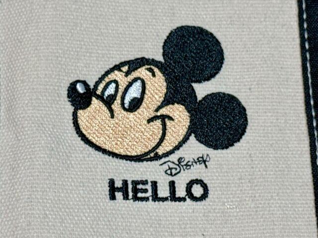 ミッキーのお顔の刺繍入りデザイン。刺繍が美しく、高見えします！