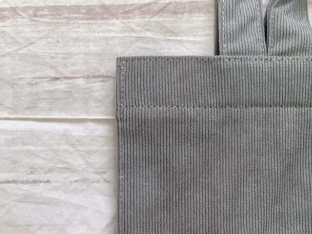 素材はポリエステル。温かみのあるコーデュロイ生地が季節の変わり目から冬にかけての装いにぴったり！