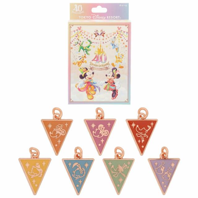 チャームセット 7,000円|サイズ:(外箱)縦約5×横約10×高さ約13cm、セット内容:1BOX全7種 ※この1BOXで全7種そろえることができます|東京ディズニーリゾート40周年“ドリームゴーラウンド”スペシャルグッズ|発売日:2023年4月10日(月)|販売店舗:東京ディズニーランド「グランドエンポーリアム」、東京ディズニーシー「エンポーリオ」