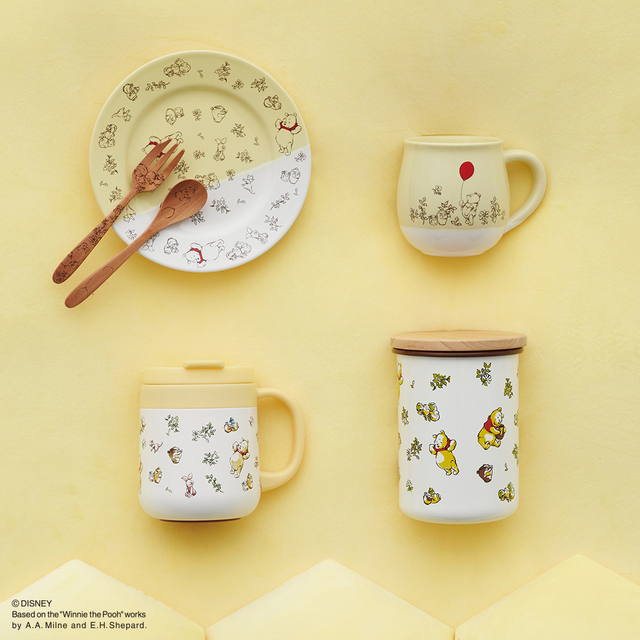 プレートS ¥1,760、ケーキフォーク ¥770、ティースプーン ¥770、マグ(330ml) ¥1,980、ステンレスマグ(350ml) ¥2,970、ホウロウキャニスター ¥2,970｜Afternoon Tea LIVING「くまのプーさん」グッズ