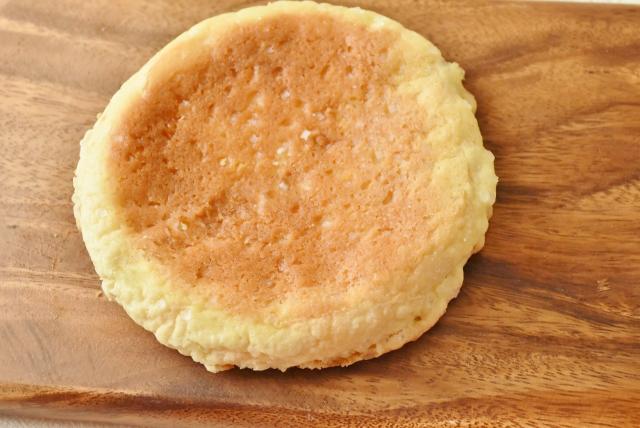 カリカリした食感の砂糖がアクセント。／ミニストップ『バターが香る平焼きメロンパン』107円 (税込116円)