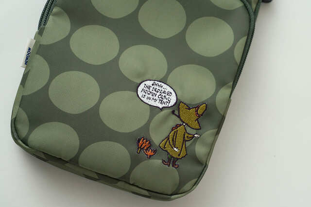 【スナフキン刺繍のスマホショルダーバッグ】手描き風の大きな水玉柄の上に、スナフキンの繊細でリッチな刺繍で表現