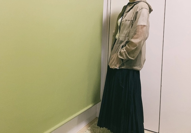 【ワークマン DIAGUARDメッシュフーディ】白Tシャツ、黒のプリーツスカートとあわせました