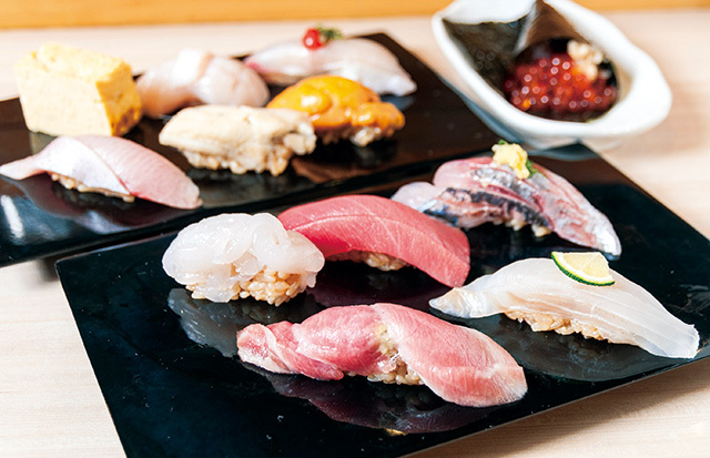 秀徳本店 紀之重（築地市場 場外） ランチにぎり厳選セット 4000円 目利きが選び抜いたネタの、にぎり10巻と手巻き1本、玉子焼きのセット。アラ汁付き。