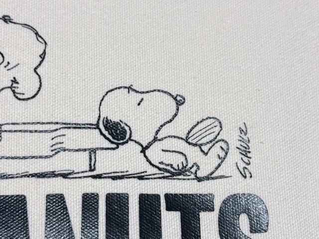 シュローダーのピアノにもたれて眠るスヌーピー。ポージングがたまりません…！