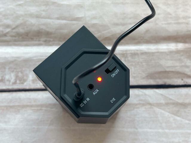 【3COINS 置くだけスピーカー】充電中はLEDランプが赤く光ります