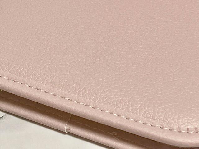 高級感あふれる、シボ感のあるレザー調の生地【sweet2023年8月号】付録「Samantha Thavasa（サマンサタバサ）ミッキー＆ミニーデザイン貴重品収納ポーチセット」