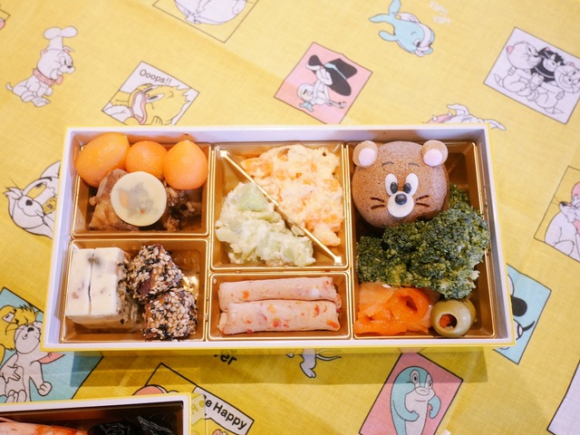 おせち・二段重「トムとジェリー」｜二の重は「洋のにぎわい重」