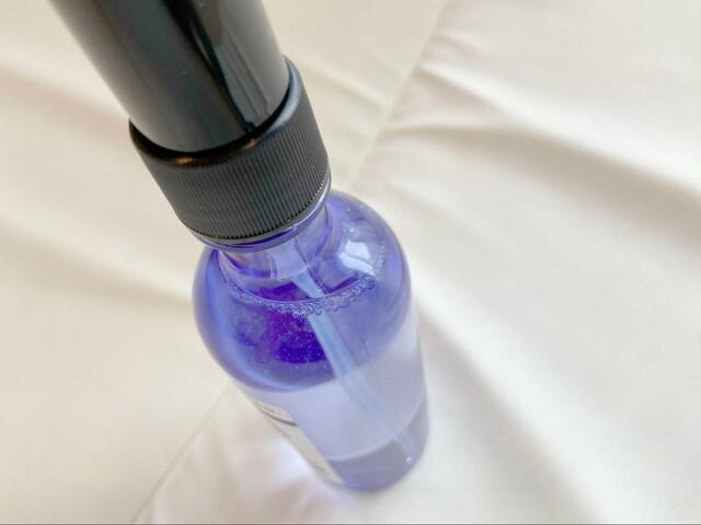 【プラウドメン スーツリフレッシャー】ボトルはクリアなブルーでも、中身は無色透明なのでご安心を