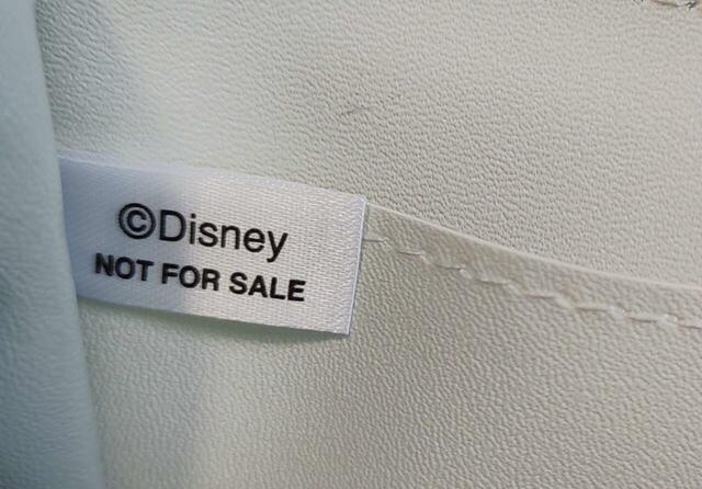 「NOT FOR SALE」という文字が書かれたタグがついています