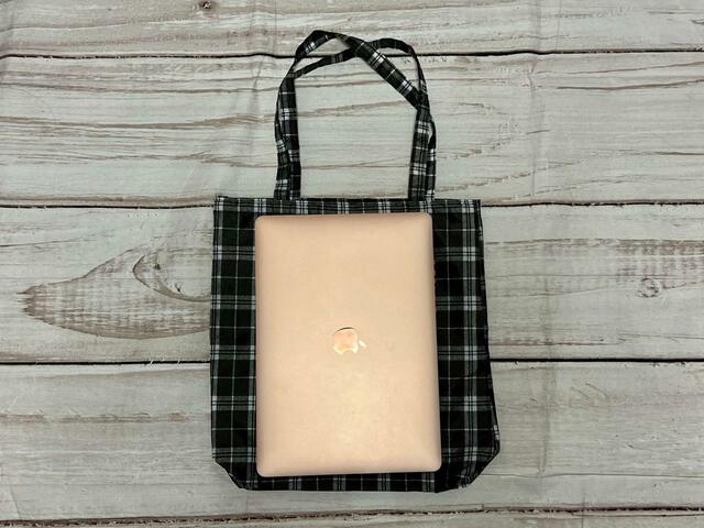 チェックトートバッグは、MacBook Airが入るサイズ感