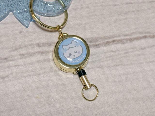 リール部分にもリボンをつけたハチワレのイラスト入り