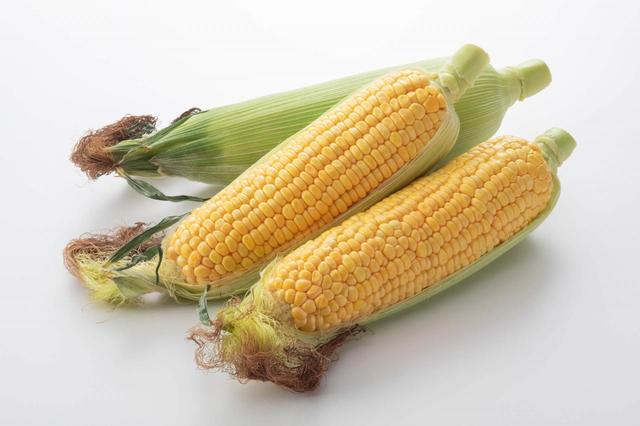 とうもろこしは外側の皮をとり、さっと水をかけてラップで包む