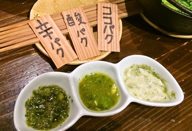 パクチー鍋にはオリジナルのソースで