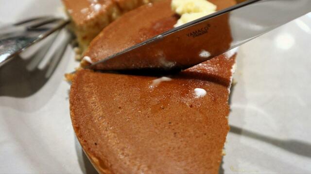【珈琲館 珈琲館 トラディショナル・ホットケーキ】表面はこんがり＆サックリ、中はしっとり＆ふわふわで、ナイフできれいに切れました