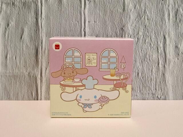 【マクドナルド ハッピーセット(R)「シナモロール」】パッケージには、カフェ・シナモンでシナモンロールを運ぶシナモンの様子が描かれています