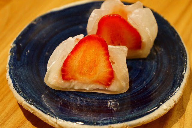 見た目も愛らしく春の訪れを感じる一品。求肥と優しい味わいの餡で苺によく合います。　叶匠寿庵　春立ちぬ　432円