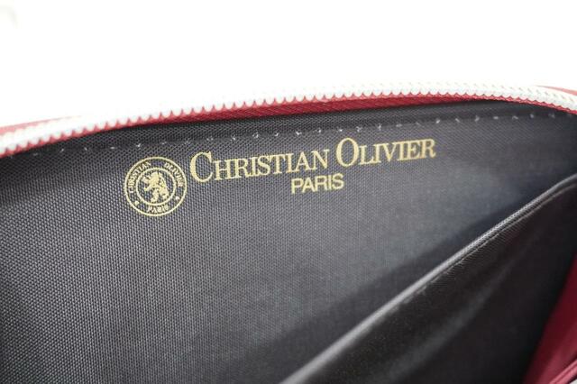 内側にはゴールドの箔押しが