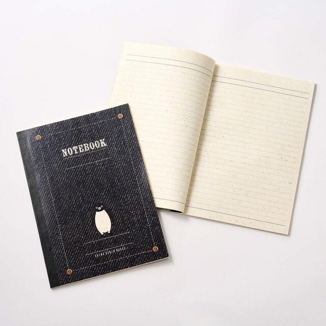 【Suicaのペンギン新作グッズ】バガスノート（グランスタモール限定販売）／サトウキビを絞った後に残る繊維「バガス」を使用したノート。大人っぽいデザインの一冊です（税込1,300円）