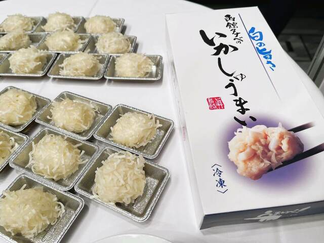 函館のグルメ「イカしゅうまい」。イカの旨味たっぷりなしゅうまい。柔らかめなので、イカが噛めない人も楽しめます。