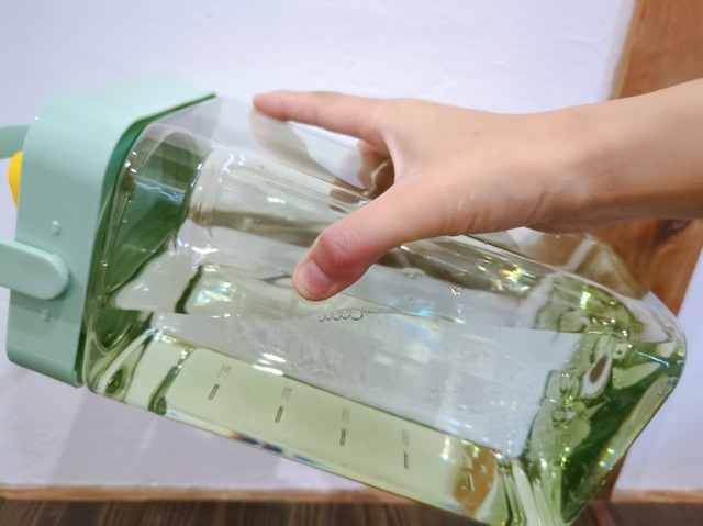 【KOKOBI 麦茶ポット】本体に持ちやすい凹凸があるのでピッチャーとしても使いやすい！