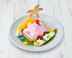 「ヘンケイ！くるまほおばりケーキ ～たのしいトロピカル～」＜価格：2,178円(税込)＞【【星のカービィ】『カービィカフェ』に夏メニュー登場！パイナップルもハンバーガーもジューシーで爽やか♪】