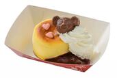 チーズケーキとベリーソース、スーベニアケース付き 1,370円｜販売店舗：東京ディズニーシー「ケープコッド・クックオフ」｜ダッフィー＆フレンズのテイスティ・サマー・サプライズ